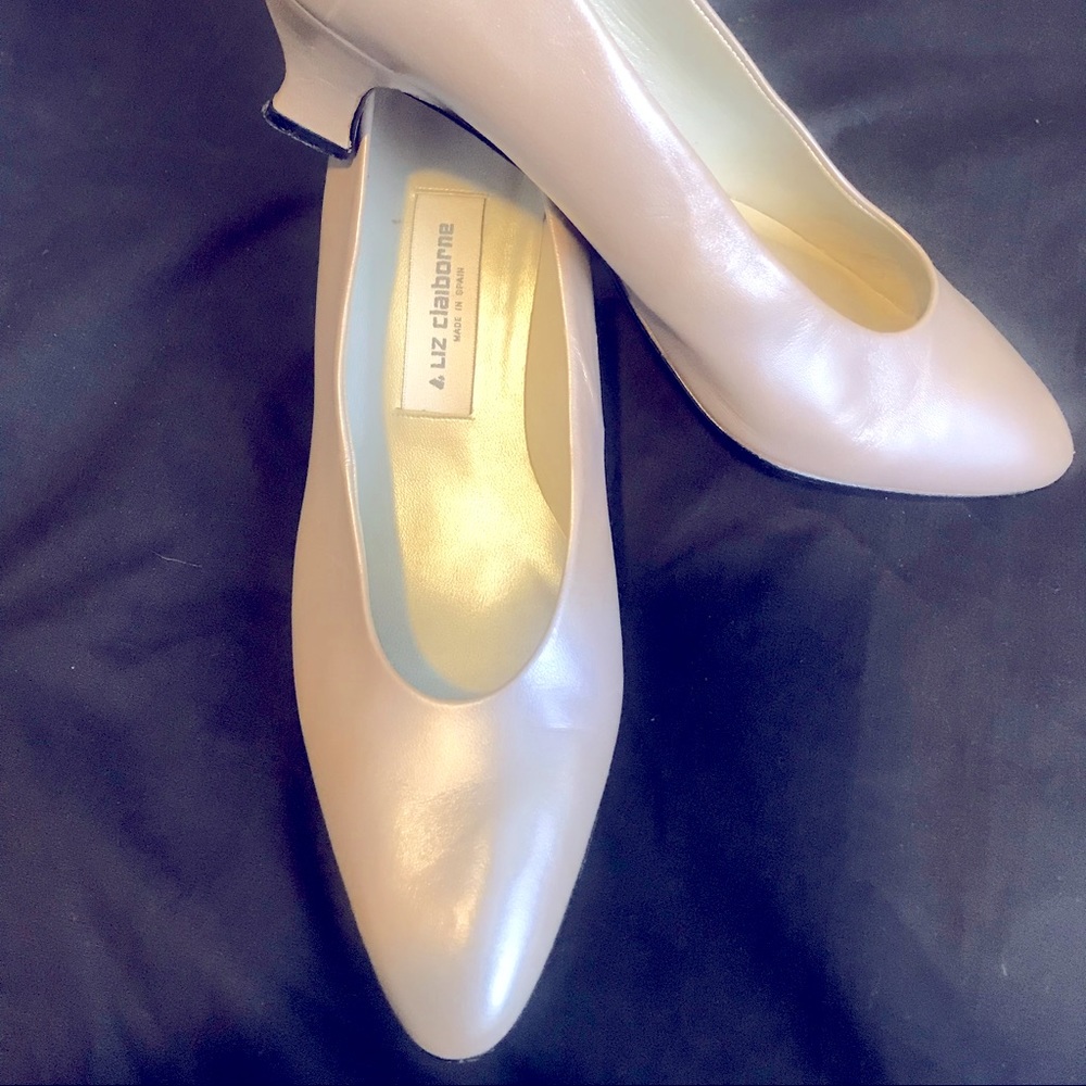 Woman’s leather pump Liz Claiborne